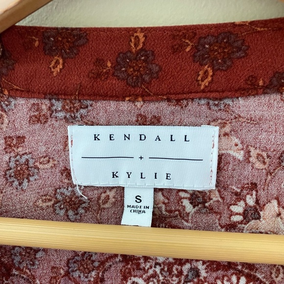 Women’s Kendall + Kylie Red Paisley Button Down Long Sleeve Blouse Size Small - Picture 4 of 5